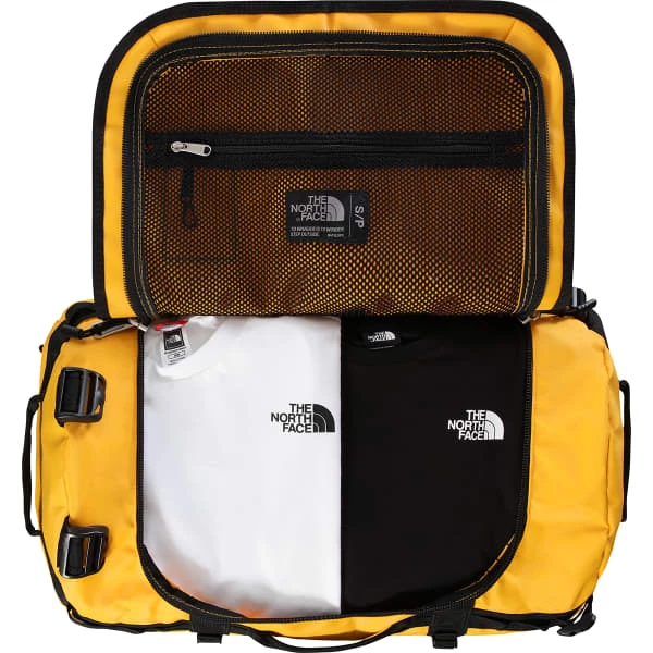 Duffels THE NORTH FACE BASE CAMP DUFFEL S SUMMIT GOLD/TNF BLACK 23 Jaune 2 Duffels THE NORTH FACE BASE CAMP DUFFEL S SUMMIT GOLD/TNF BLACK 23 Jaune – Image 2